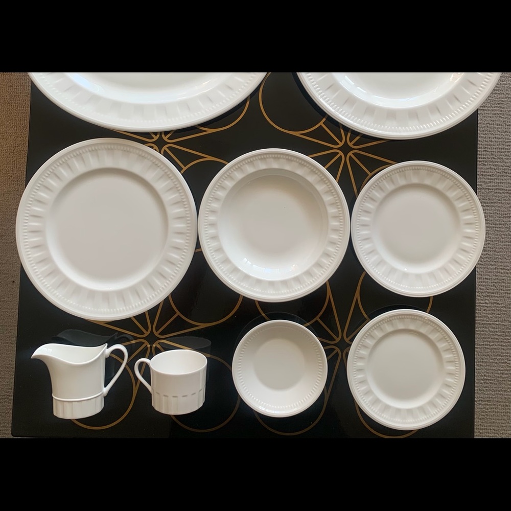 Fine English Wedgwood dinnerware 28piece set